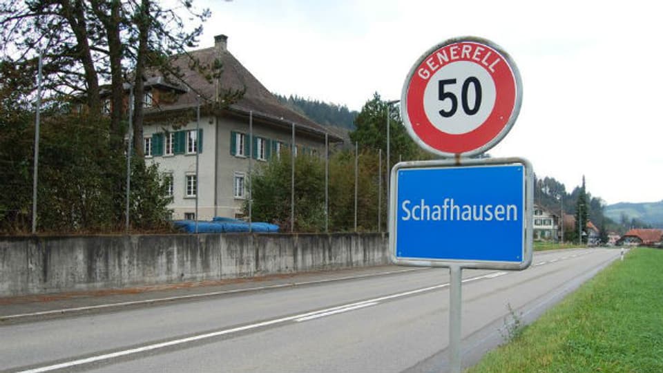 Schafhausen und sein altes Schulhaus, das nun zur Asylunterkunft umgebaut wird.