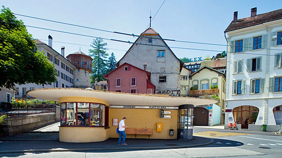 Busstation Juraplatz in der Bieler Altstadt. Die Stadt Biel schlägt ihren Bürgerinnen und Bürgern vor, den Autoschlüssel für einen Monat gegen ein Busabo und freie Benutzung des städtischen Veloverleihs einzutauschen.