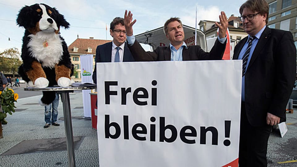 Das neue SVP-Maskottchen Willy, SVP-Wahlkampfleiter Albert Rösti, Präsident Toni Brunner und Claude-Alain Voiblet, Wahlkampfleiter Westschweiz, am 14. Oktober in Bern.