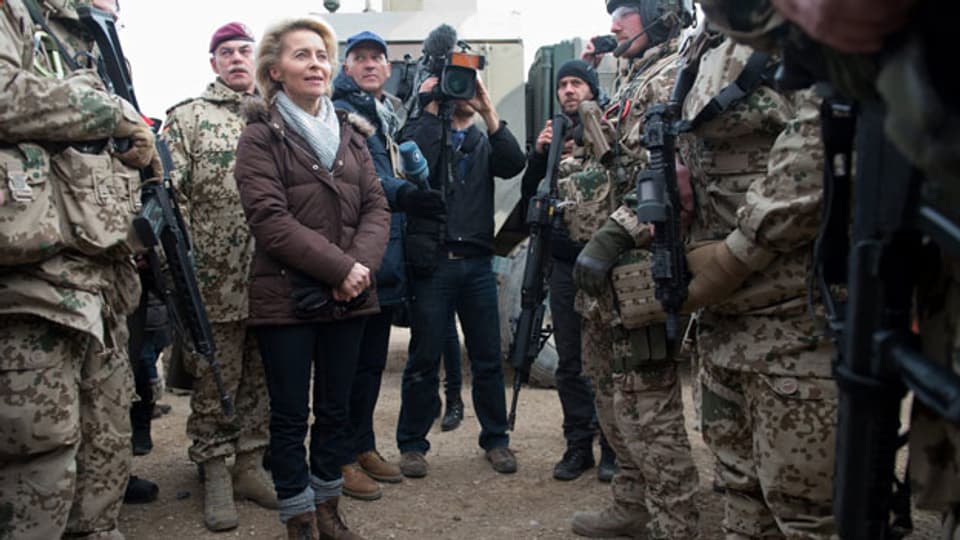Die deutsche Verteidigungsminister Ursula von der Leyen spricht mit deutschen Bundeswehr-Soldaten in Afghanistan am 22. Dezember 2013.
