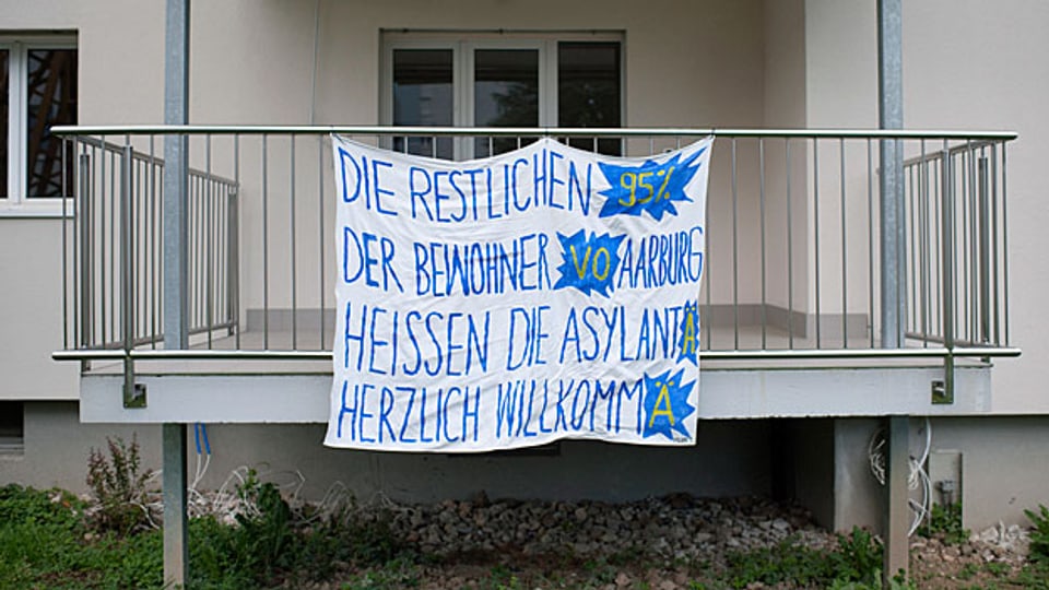 In Aarburg gab es nicht nur Protest-Grill-Treffen gegen die geplante Asylunterkunft, sondern auch Solidaritätsbekundungen – wie das Transparent an einem Haus, das künftig als Asylunterkunft genutzt werden sollte, zeigt. Der Rechtsstreit zwischen Aarburg und dem Kanton läuft noch immer.