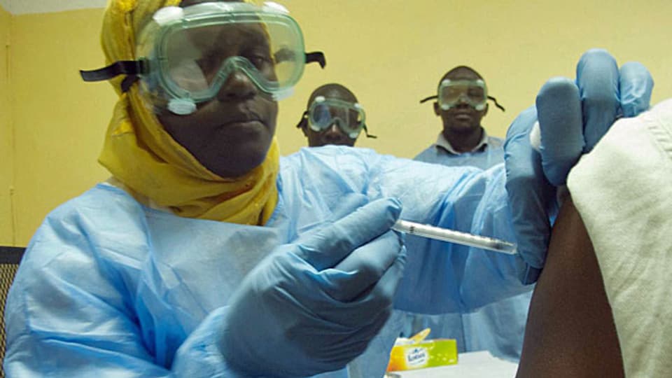 Ebola-Impftests werden nicht nur in der Schweiz durchgeführt, sondern auch in den USA, in England und in Mali. Bild: Test-Impfung gegen Ebola in der malischen Hauptstadt Bamako.