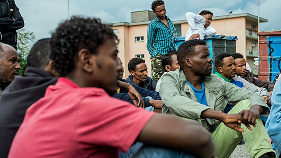 Eritreische Asylbewerber vor der Zivilschutzanlage in Lumino. Die FDP möchte sie in ihre Heimat zurückschaffen.