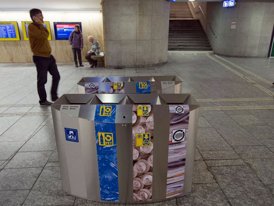 Eine Recycling-Station im Bahnhof Bern. Die SBB rüsteten 2012 den Bahnhof mit neuen Recycling-Stationen aus und lancieren so ein neues Abfallkonzept.