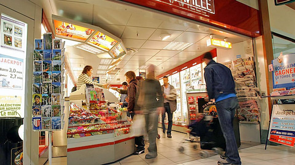 Ein Kiosk der Westschweizer Kioskkette Naville in Siders/Sierre. Valora hat Naville übernommen.