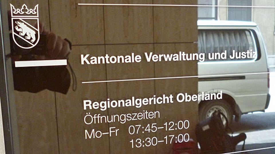 Im Regionalgericht Thun findet zurzeit der Prozess gegen einen Sozialarbeiter statt, der 21 Buben misshandelt haben soll.