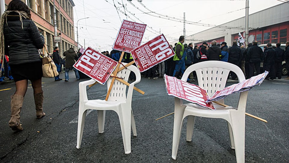 Blockade-Aktion der Genfer Streikenden im Tram- und Busdepot.