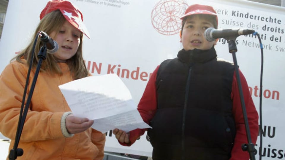 Zwei Kinder feiern auf dem Bundesplatz zehn Jahre Kinderrechte in der Schweiz (2007).