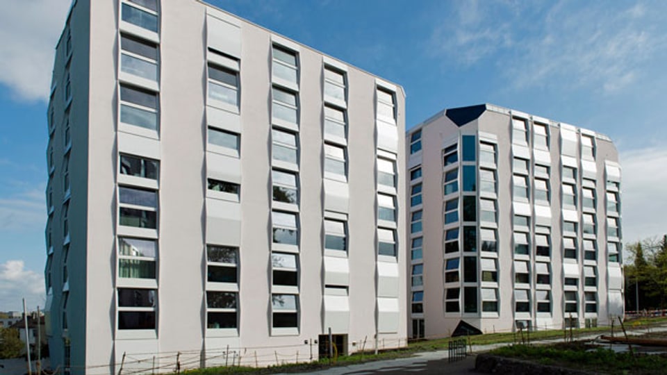 Wohnblöcke einer neuen städtischen Wohnsiedlung in Zürich. Seit September werden die 104 preisgünstigen Wohnungen in Etappen bezogen.