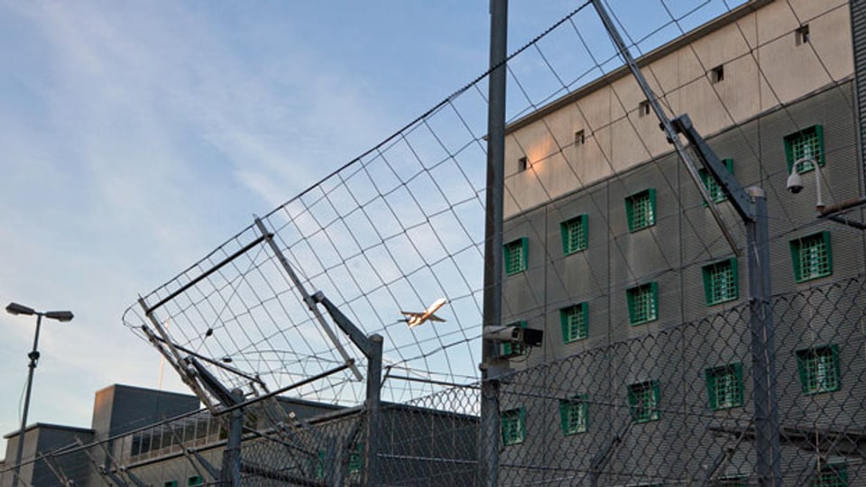 Ein Flugzeug startet über den Dächern des Gefängnisses am Flughafen Zürich in Kloten in welchem auch die Abteilung Ausschaffungshaft untergebracht ist.