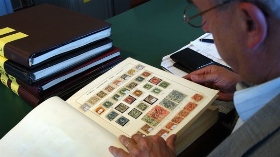 Qualitätskontrolle: Ein Briefmarkensammler vor der Auktion in Wil/SG.