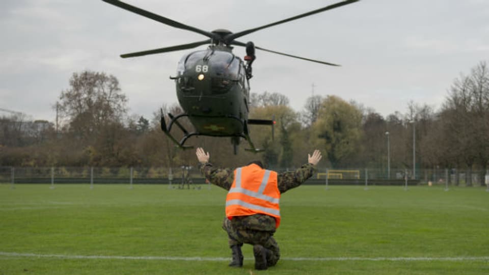 Ein Armeehelikopter in Basel im Übungseinsatz (26.11.14).