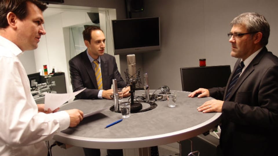 SP-Nationalrat Eric Nussbaumer (rechts) und FDP-Nationalrat Christian Wasserfallen (Mitte) diskutieren im Studio.