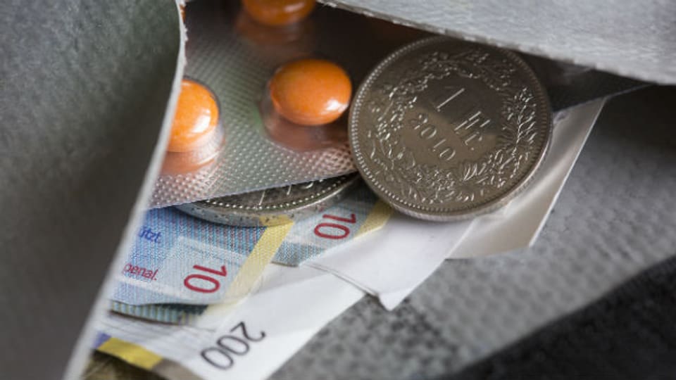 Schweizerinnen und Schweizer müssen noch länger tief ins Portemonnaie greifen für Medikamente.