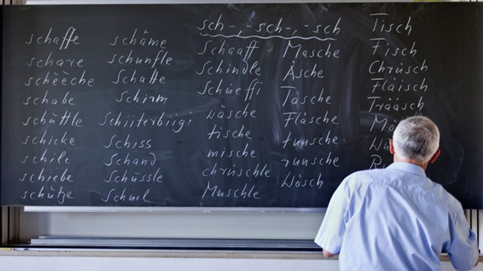 Im Kanton Zürich müssen grosse Schulklassen mit zusätzlichen Lehrpersonen entlastet werden. Die Umsetzung dieser Massnahme wird nicht einfach.