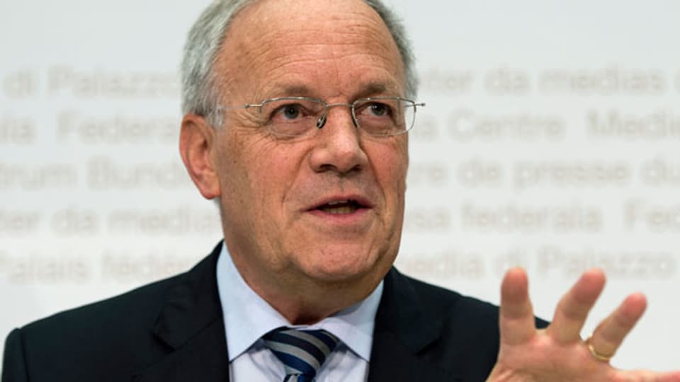 Bundesrat Johann Schneider-Ammann spricht an einer Medienkonferenz über die Ladenöffnungszeiten, am Freitag, 28. November 2014, in Bern.