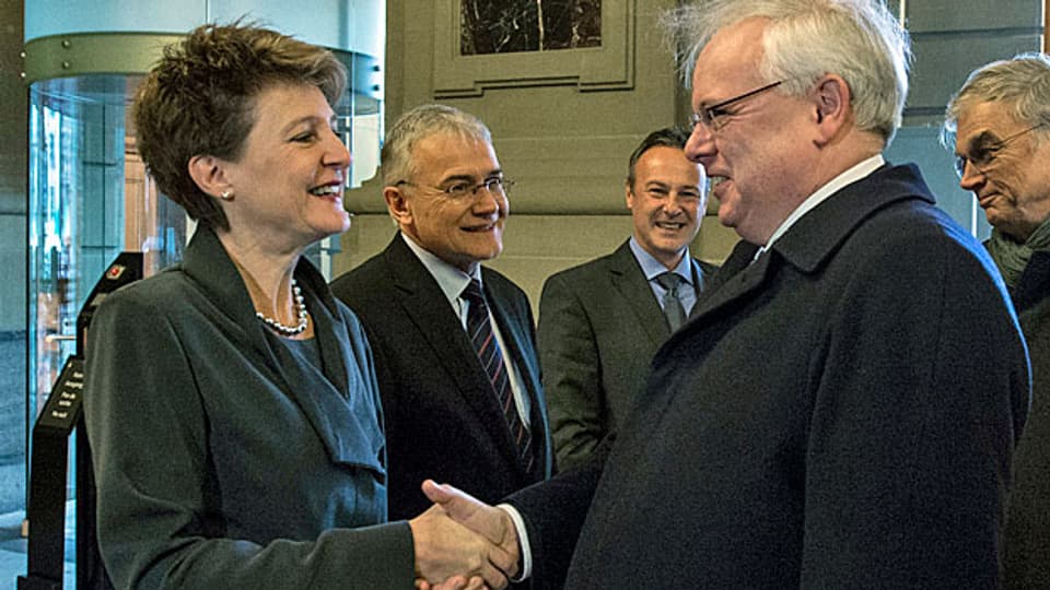 Bundespräsidentin Simonetta Sommaruga, Ständeratspräsident Claude Hêche und Nationalratspräsident Stéphane Rossini begrüssen EGMR-Präsident Dean Spielmann.