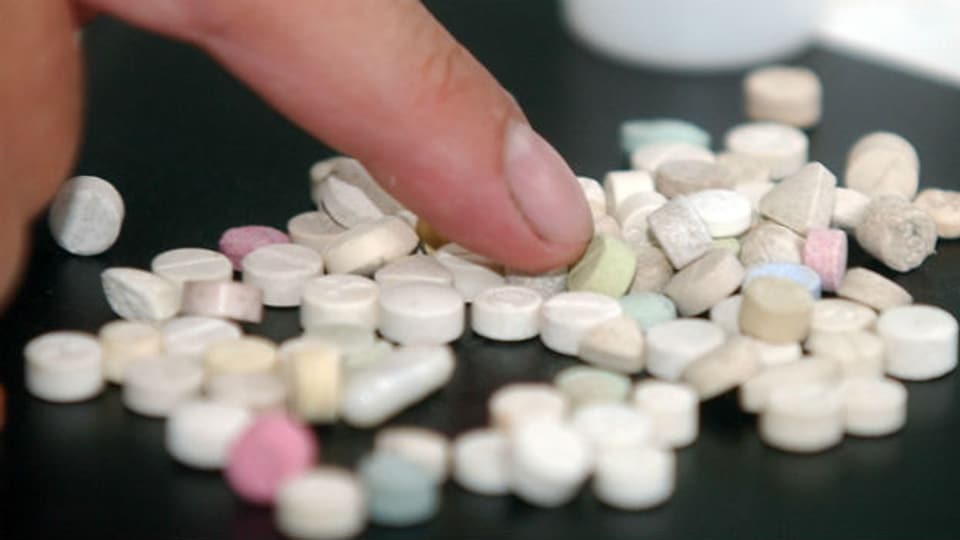Bunte Pillen - gefährlicher Inhalt: Behörden hinken Drogenlabors hinterher