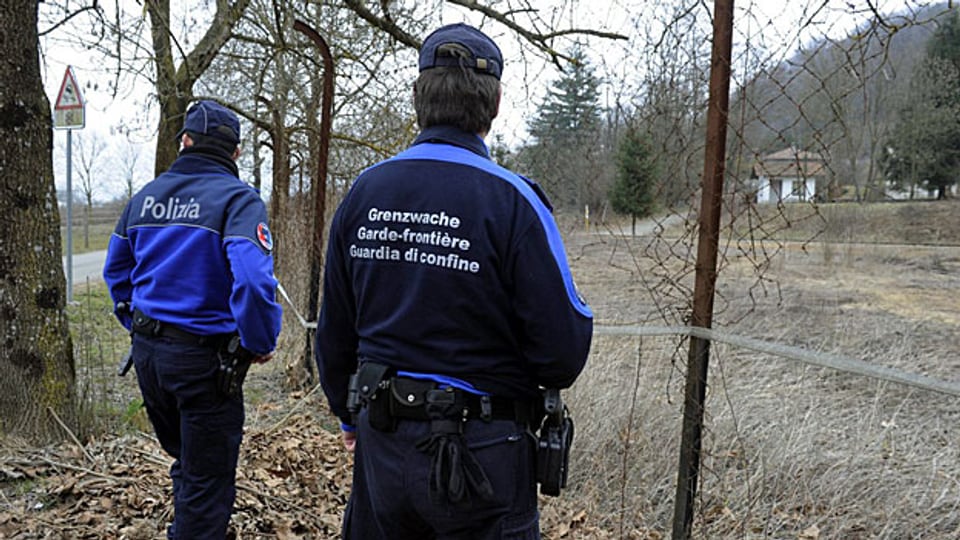 Grenzwache und Kantonspolizei am löchrigen Grenzzaun bei Stabio im Tessin. Gerade einmal 20 Personen wurden 2012 wegen gewerbsmässigen Menschenschmuggels verurteilt.