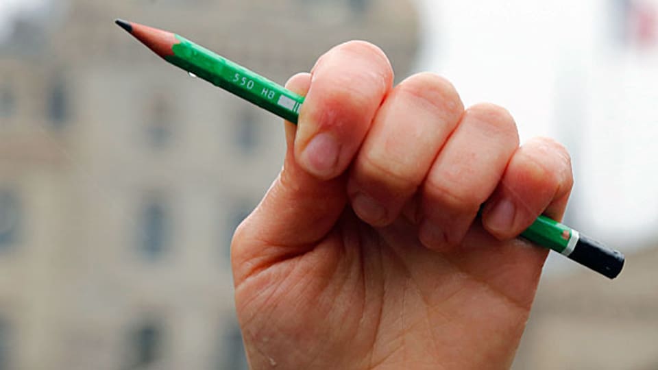 An vielen Kundgebungen für die Opfer des Attentats auf «Charlie Hebdo» wurden Bleistifte hoch gehalten – als ein Zeichen dafür, dass man sich die Meinungsfreiheit nicht nehmen lässt.
