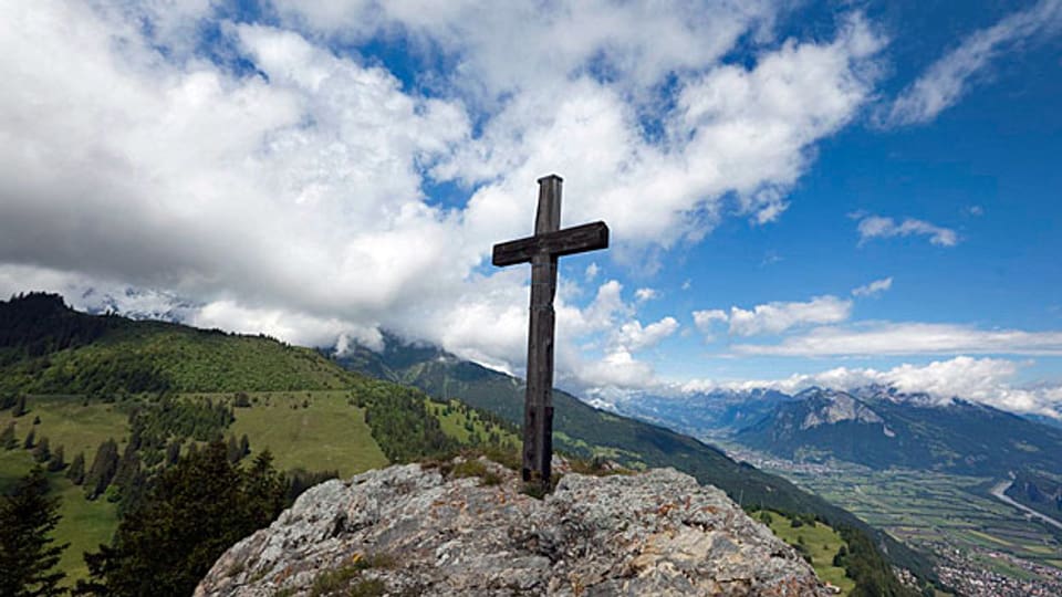 In der Schweiz kommt der sogenannte «Blasphemie-Artikel» selten zur Anwendung. 2012 etwa wurde ein Bergführer verurteilt, weil er in den Bergen Gipfelkreuze beschädigte und sich so gegen religiöse Symbole wehren wollte.