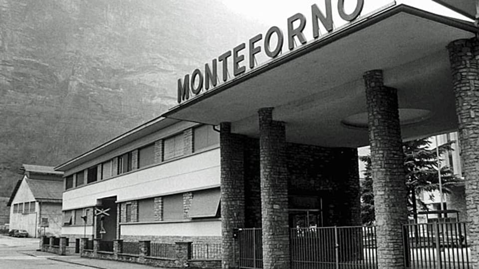 Der Eingang zum Stahlwerk Monteforno in Bodio im Kanton Tessin, auf einer Aufnahme von 1996.