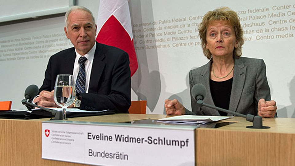 Steuersünder leben immer gefährlicher: Staatssekretär de Watteville und Finanzministerin Widmer-Schlumpf präsentieren die Pläne zum automatischen Informationsaustausch.