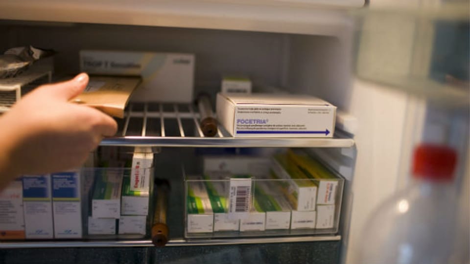 Kühlschrank mit Impfstoffen in einer Arztpraxis.