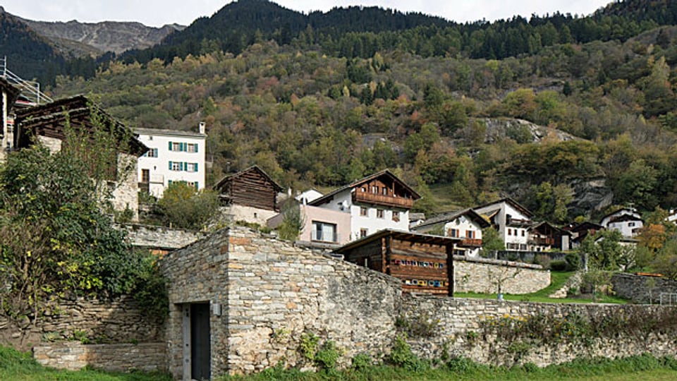 Der Heimatschutz würdigt die 2010 aus einer Fusion der ganzen Talschaft Bergell entstandenen Gemeinde für ihr kohärentes und weiitsichtiges planerisches Vorgehen. Bild: Tiefgarage mit Natursteinmauerwerk in Soglio.