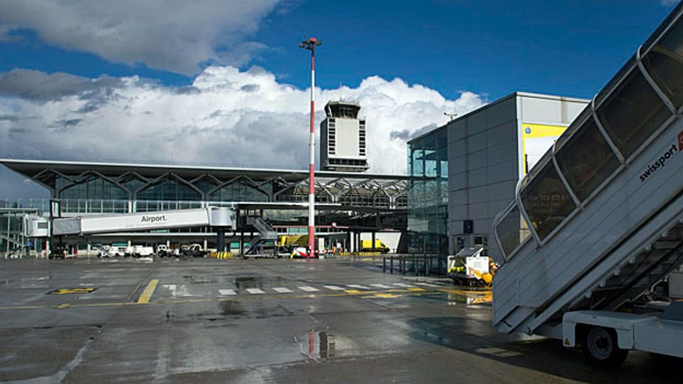 Flughafen Basel-Mulhouse. Frankreich möchte künftig auch im Schweizer Flughafen-Sektor französische Steuern erheben, die Schweizer Seite wehrt sich.