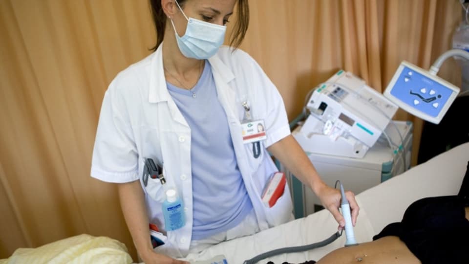 Krankenschwester untersucht eine Schwangere.