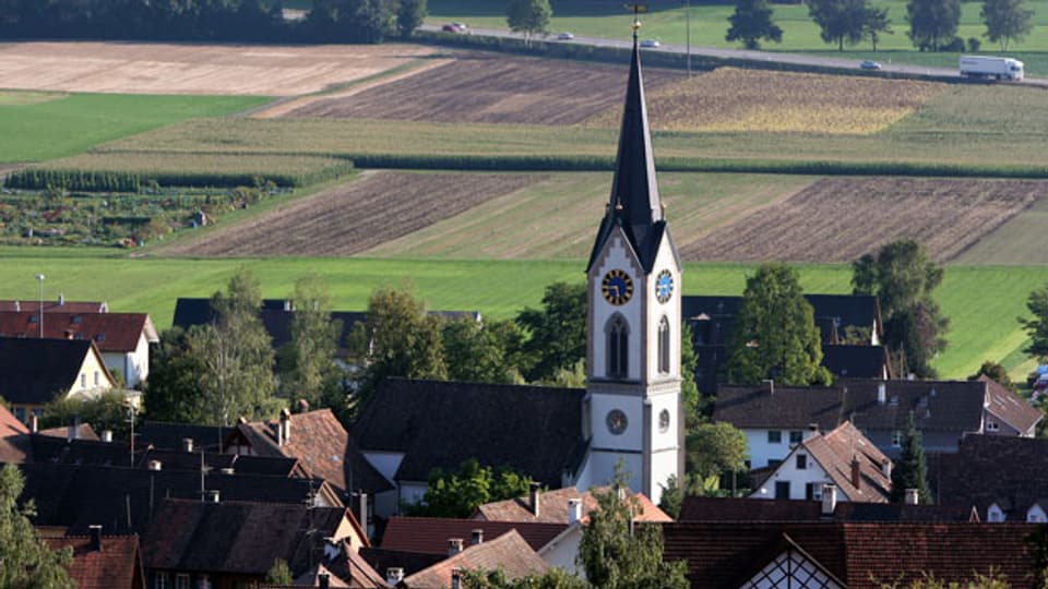 Noch ist die Kirche in Benken im Dorf. Das geplante Atomendlager im Zürcher Weinland hätte zwar positive Auswirkungen für die dortige Wirtschaft, würde aber auch einen Imageschaden bewirken.