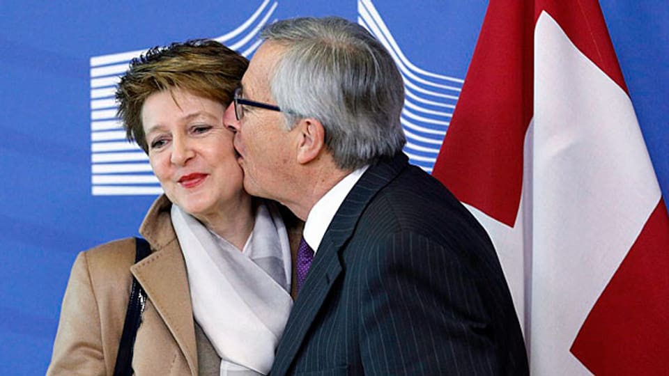 EU-Kommissionspräsident Jean-Claude Juncker heisst Bundespräsidentin Simonetta Sommaruga mit einem Kuss in Brüssel willkommen.