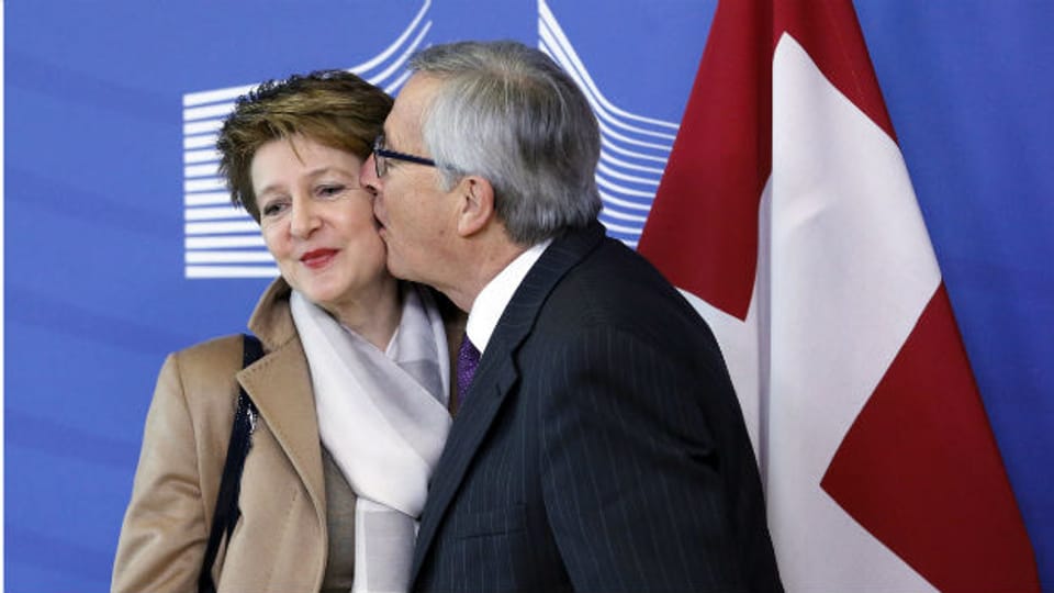 Ein Kuss von EU-Kommissionspräsident Juncker für Bundespräsidentin Sommaruga, aber sonst keine nennenswerten Resultate