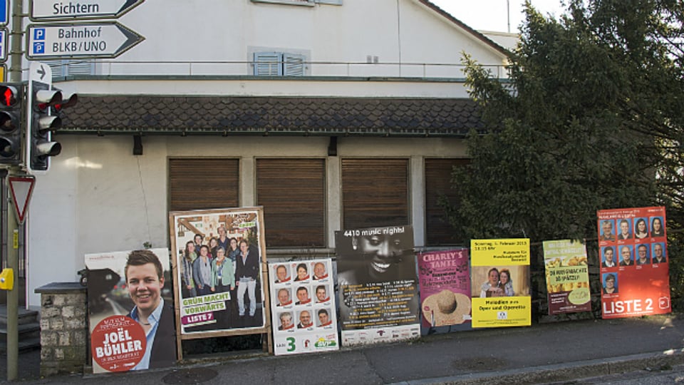 Eine Mauer mit Wahlplakaten im Kanton Baselland.