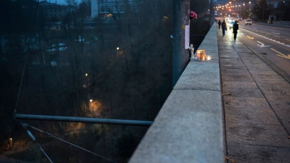 Eine Kerze erinnert an einen Menschen, der von dieser Brücke in den Tod gesprungen ist.