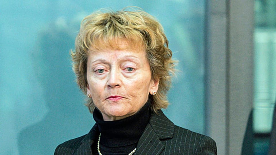 Bundesrätin Eveline Widmer-Schlumpf auf dem Weg, die die Rechnung des Bundes zu präsentieren.