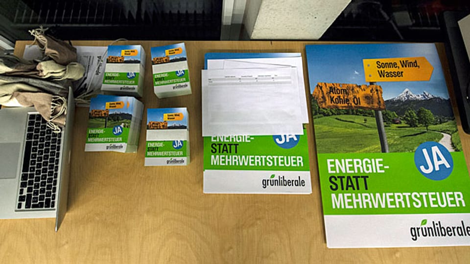 Plakate und Flyer zur Initiative «Energie- statt Mehrwertsteuer» der GLP.