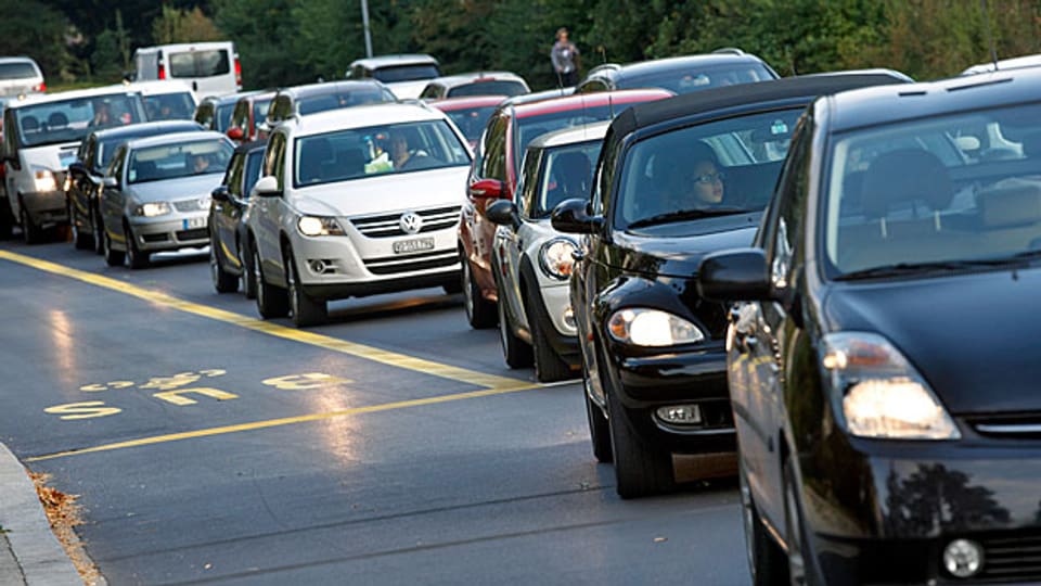 Zahlen fürs Fahren: Autofahrerinnen und Autofahrer sollen Strassenbau und –Unterhalt stärker finanzieren, schlägt der Bundesrat vor.