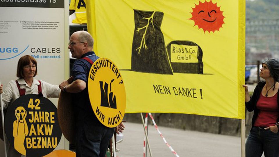 Atomkraftgegner vor dem Sitz der Atomaufsichtsbehörde in Brugg.  Die Stadt lässt die Mahnwachen weiterhin zu.