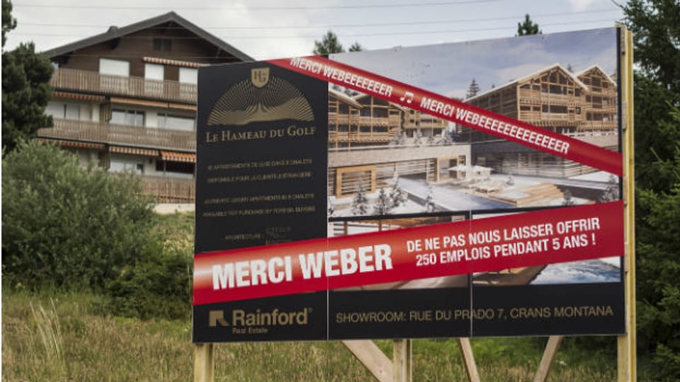 Umstrittene Initiative: Ein Immobilienunternehmer klagt auf einem Plakat in Crans (VS) über verlorene Arbeitsplätze.