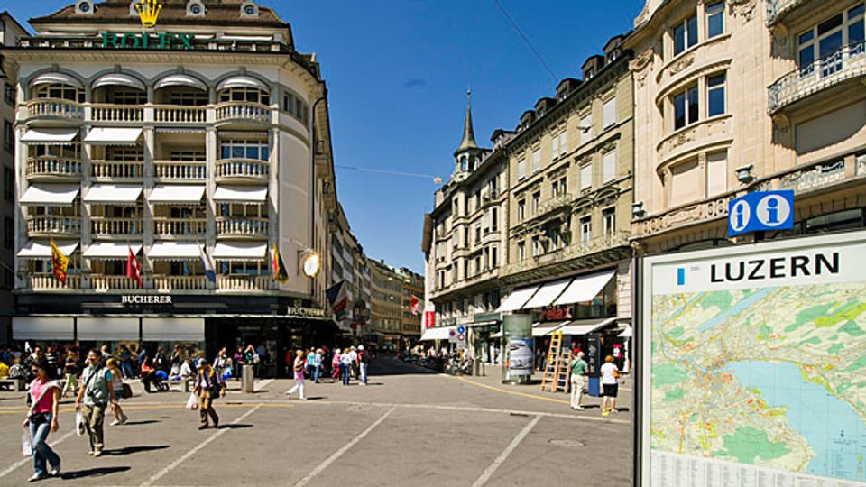 In der Hochsaison fahren am Schwanenplatz in Luzern täglich 200 bis 300 Reisecars vor; dafür stehen gerade mal drei Parkplätze zur Verfügung.
