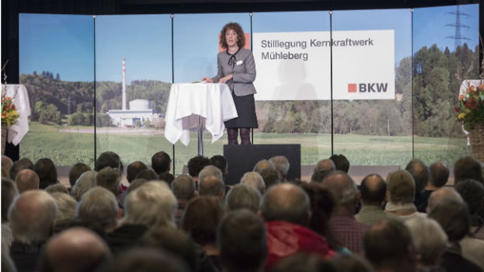 Barbara Egger, Regierungspraesidentin Kanton Bern, informiert die Bevölkerung von Mühleberg über die bevorstehende Stilllegung des AKWs.