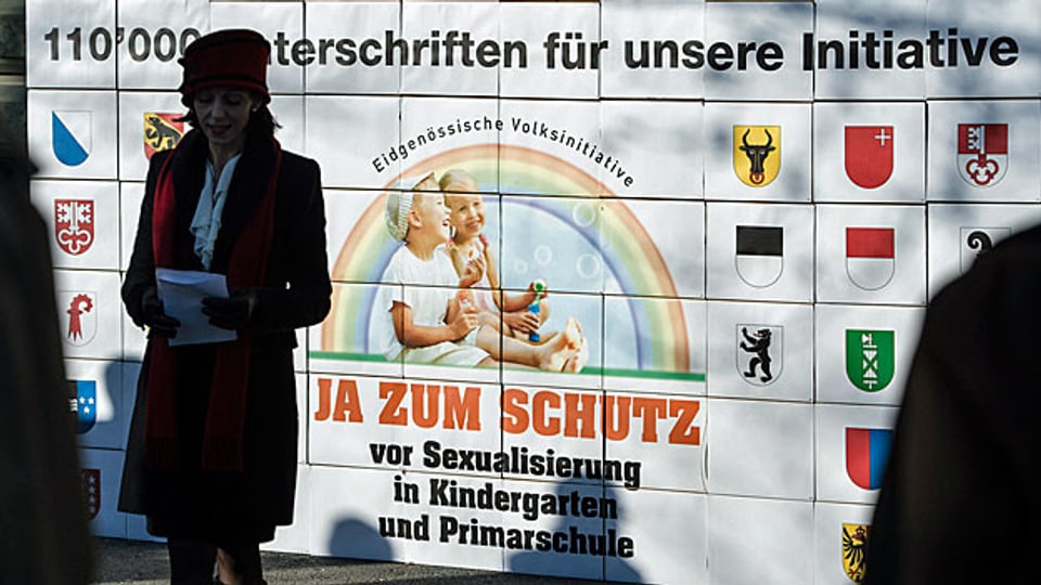 Auf dem Bundesplatz werden am 17. Dezember 2013 110‘000 Unterschriften eingereicht – zum Schutz vor Sexualisierung in Kindergarten und Primarschule. Tabus und Prüderie seien kein Schutz vor Übergriffen, sagt dazu etwa SP-Nationalrätin Martina Munz.