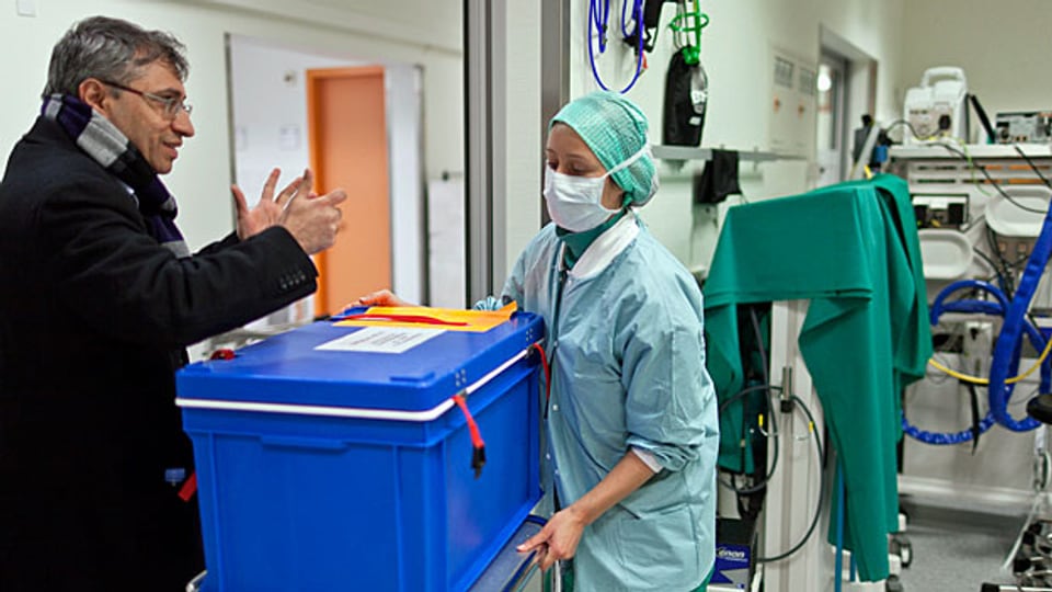 Ein Spenderherz wird in einen Operationssaal geliefert. Weil es zu wenig Organe gibt, sterben in der Schweiz jedes Jahr Dutzende Menschen. Vergleicht man die Schweizer Zahlen mit denen im europäischen Ausland, wird klar: In der Schweiz werden wenig Organe gespendet.