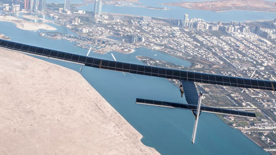 Das Solarflugzeug «Solar Impulse 2» über Abu Dhabi.