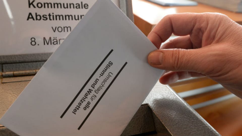 Eine Wahlurne in einem Stimmlokal.