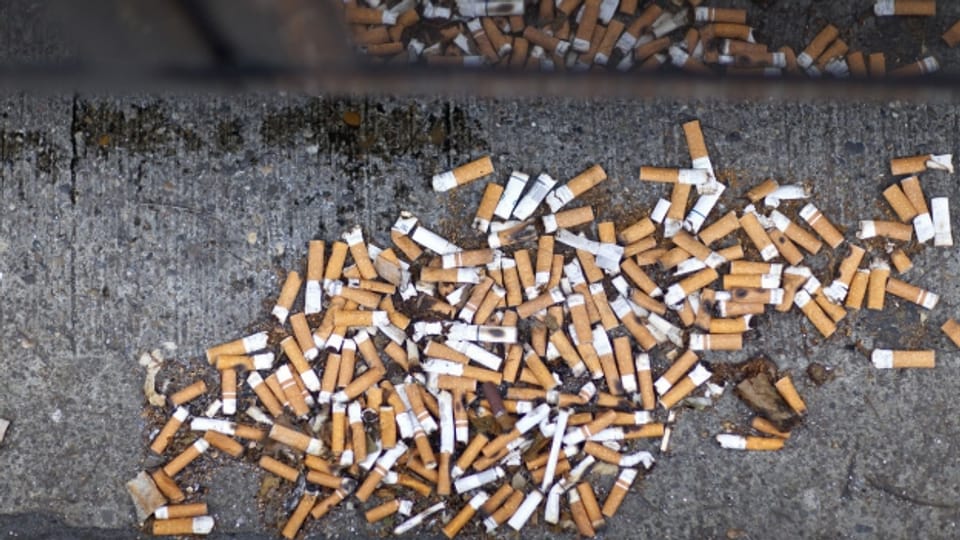 Zigarettenstummel auf die Strasse werfen soll künftig gebüsst werden.