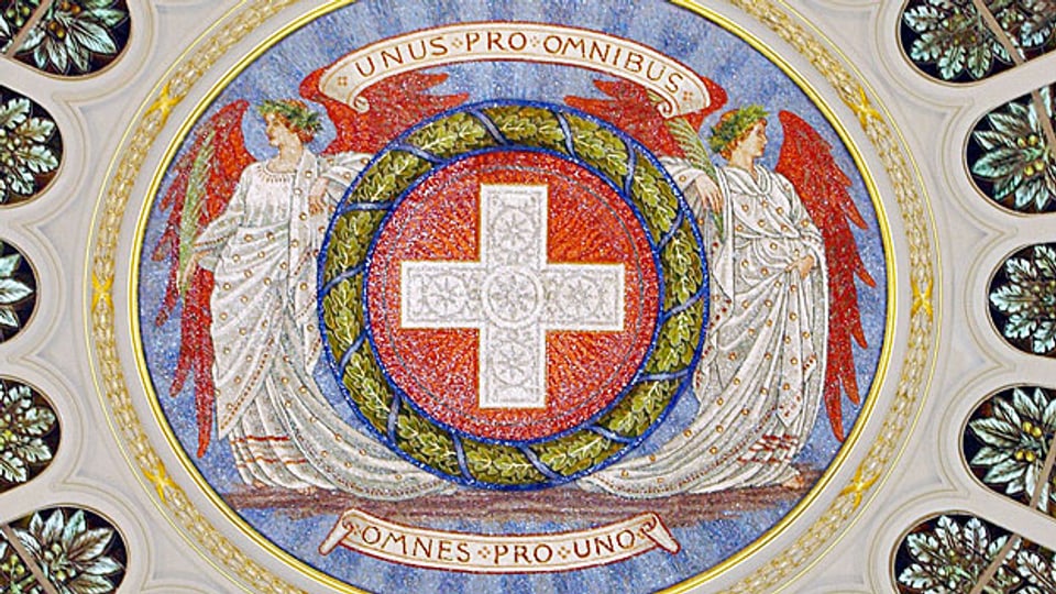In der Eingangshalle des Bundeshauses steht im Zentrum der im Kreis angeordneten Kantonswappen «Unis pro Omnibus - Omnes pro Uno» - Sinnbild für den Föderalismus in der Schweiz.