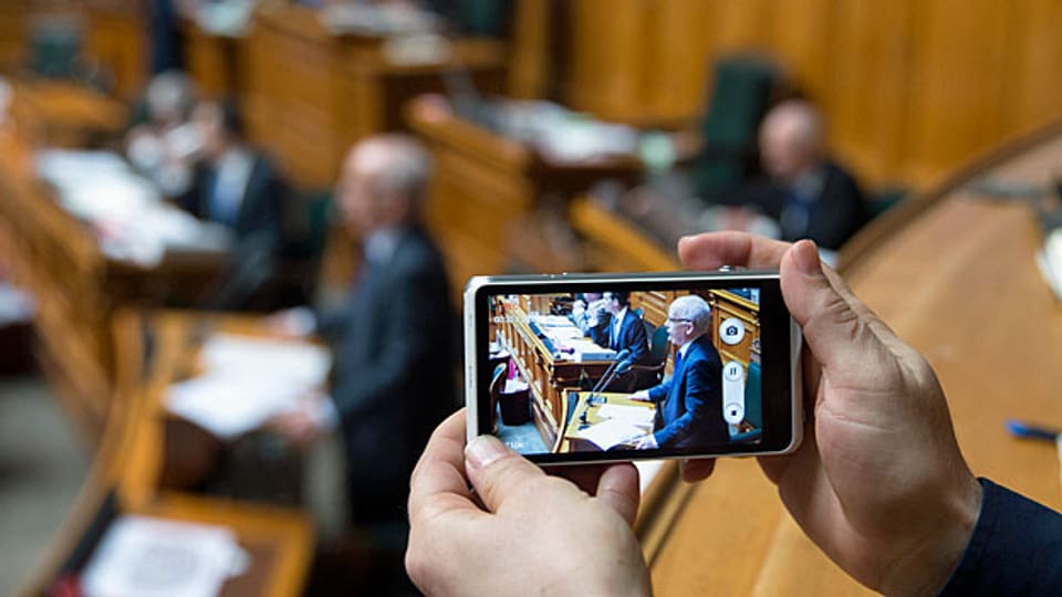 Bundesrat Ueli wird während seiner Rede zum Nachrichtendienstgesetz im Nationalrat mit einem Handy gefilmt.